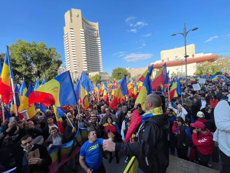 George Simion Protest Aur Romania 2 Octombrie Bucuresti Universitate Victoriei.jpg