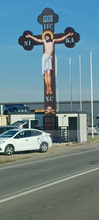 Pe cine deranjează Crucea
