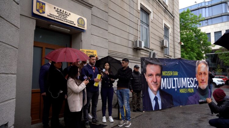 Aur Mihai Enache Nicusor Dan.jpg